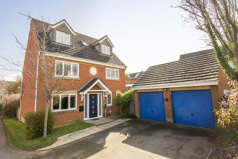 5 bed property, in Avon Fields, £485,000