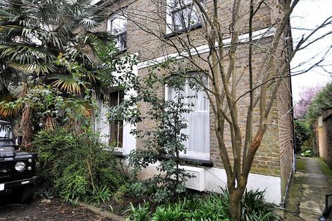 2 bed property, in Denmark Avenue, £400,000
