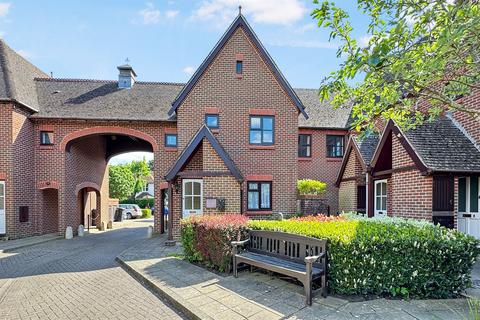 2 bed property, in 2 bedroom First Floor Flat in Chichester, £185,000