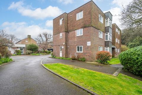 2 bed property, in Eastgate Court, £240,000