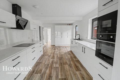 3 bed property, in Beach Road, £350,000