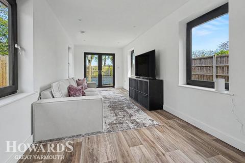 3 bed property, in Beach Road, £350,000