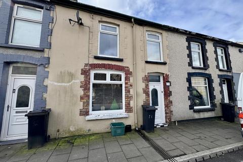 2 bed property, in High Street, £130,000