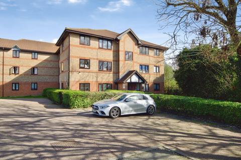 1 bed property, in Dalrymple Close, £260,000