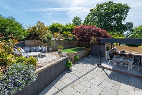 4 bed property, in Charing Heath Road, £700,000