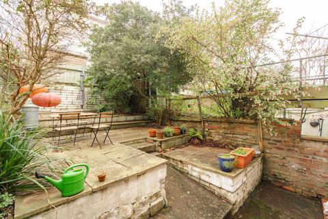 1 bed property, in Kensal Road, £270,000