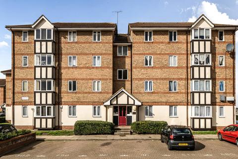 2 bed property, in Chandlers Drive, £195,000