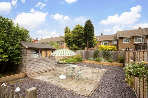 2 bed property, in Perryfield Road, £260,000