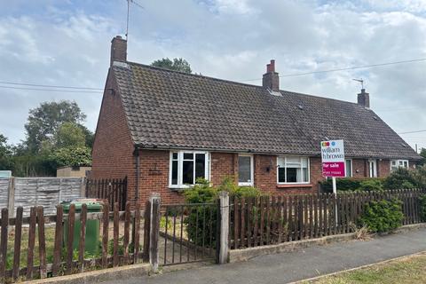 2 bed property, in Queens Close, £220,000