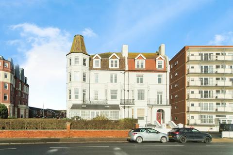 2 bed property, in The Links, £250,000