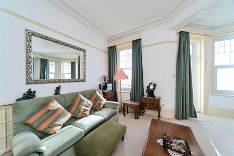 2 bed property, in The Links, £250,000
