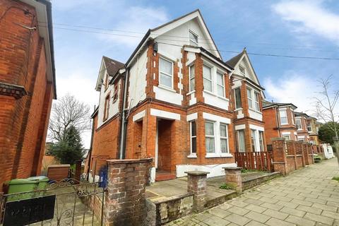 9 bed property, in Cargate Avenue, £550,000