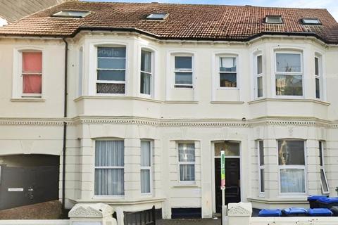 1 bed property, in Rowlands Road, £120,000