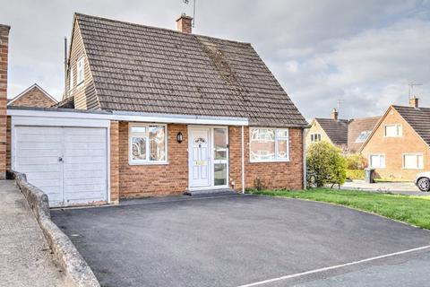 3 bed property, in Cleeve Lawn, £345,000