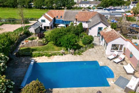 7 bed property, in Hobbs Hill, £1,800,000