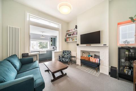 1 bed property, in Christchurch Road, £325,000