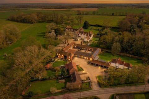 4 bed property, in Stragglethorpe, £800,000