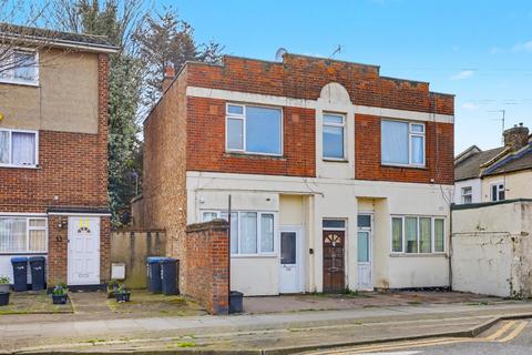 4 bed property, in Brettenham Road, £675,000