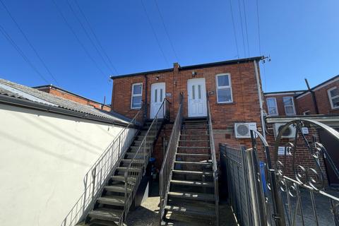 2 bed property, in Wimborne Road, £190,000
