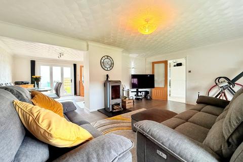 3 bed property, in Helland Gardens, £575,000