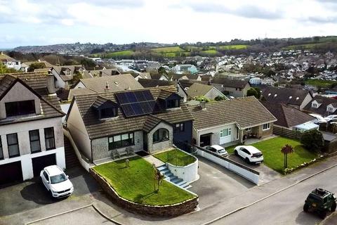 3 bed property, in Helland Gardens, £575,000