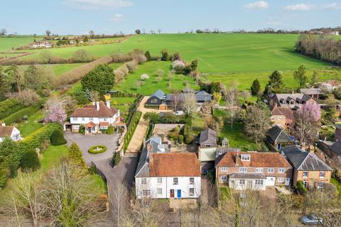 4 bed property, in Piccotts End HP1, £648,000