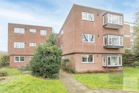 2 bed property, in Grove Road, £235,000