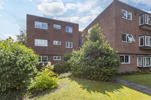 2 bed property, in Grove Road, £220,000