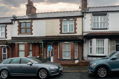 3 bed property, in Clarence Road, £200,000