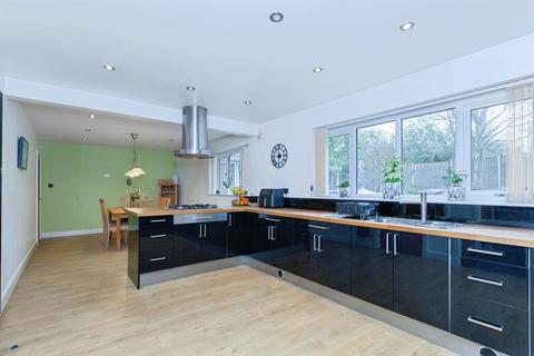 4 bed property, in Drummond Road, £475,000