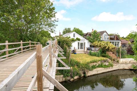 2 bed property, in The Creek, £725,000