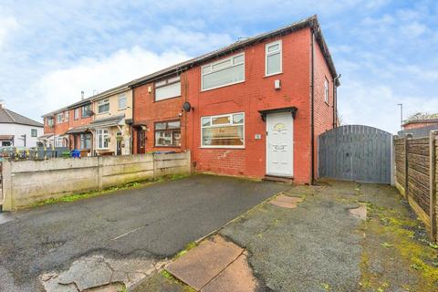 3 bed property, in Old Farm Crescent, £230,000