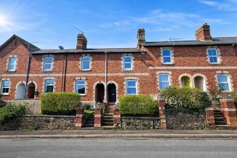 2 bed property, in Spencer Road, £175,000