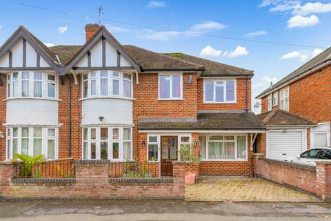 4 bed property, in Leicester, £450,000