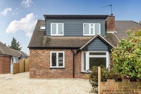 3 bed property, in Farm Close, £750,000