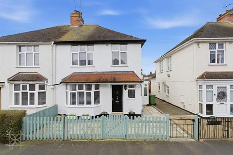 3 bed property, in Albert Road, £275,000