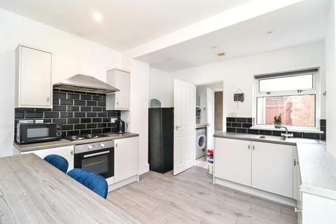 2 bed property, in Chipchase Road, £90,000