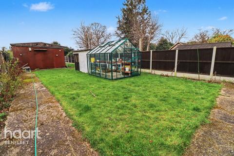 3 bed property, in Daws Heath Road, £425,000
