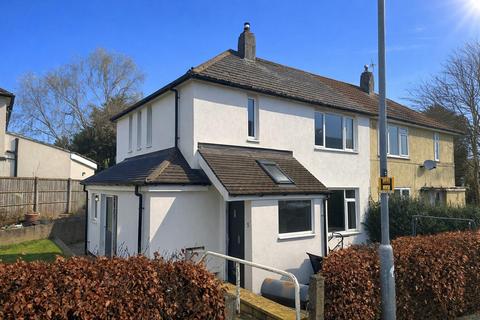 2 bed property, in Raynel Approach, £230,000