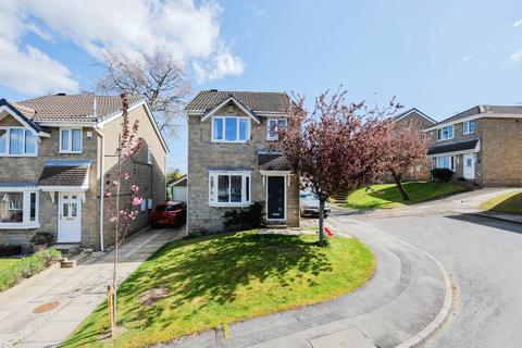 3 bed property, in Woodhall Court, £365,000
