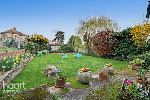 2 bed property, in Edwin Close, £450,000