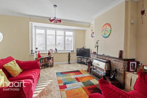 2 bed property, in Edwin Close, £450,000