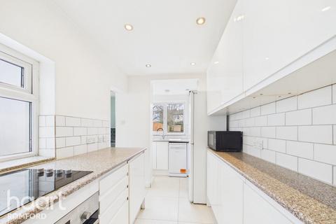 3 bed property, in Marks Road, £400,000