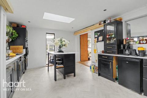 4 bed property, in Olivers Crescent, £475,000