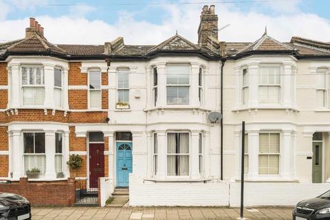 2 bed property, in Eversleigh Road, £475,000