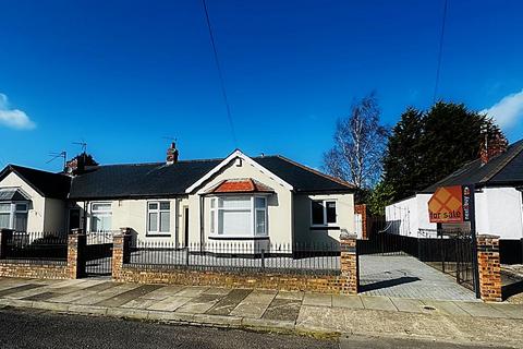 2 bed property, in Rowantree Road, £250,000
