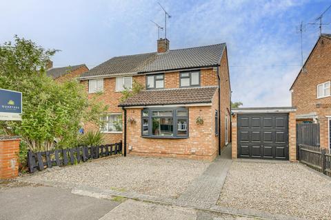 2 bed property, in Waterdell, £325,000