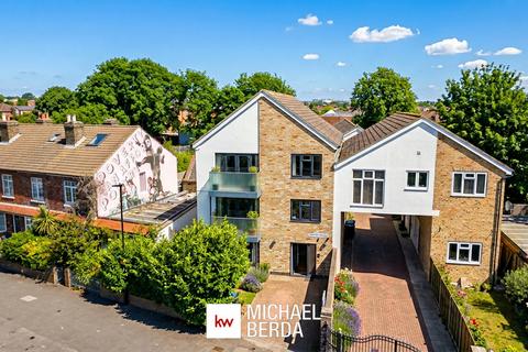 8 bed property, in Gilbert Street, £1,500,000