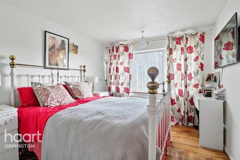 4 bed property, in Eldred Drive, £525,000