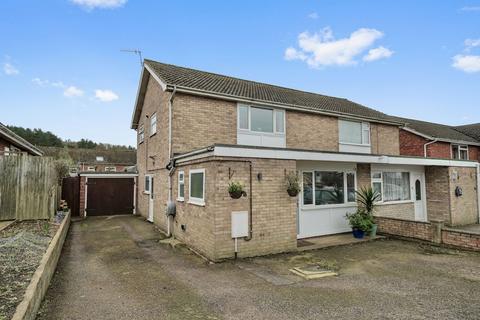 3 bed property, in Beech Avenue, £325,000